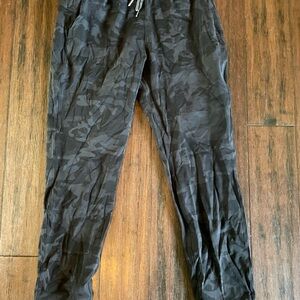 Women’s lululemon athletica Black Camouflage Cropped Pants